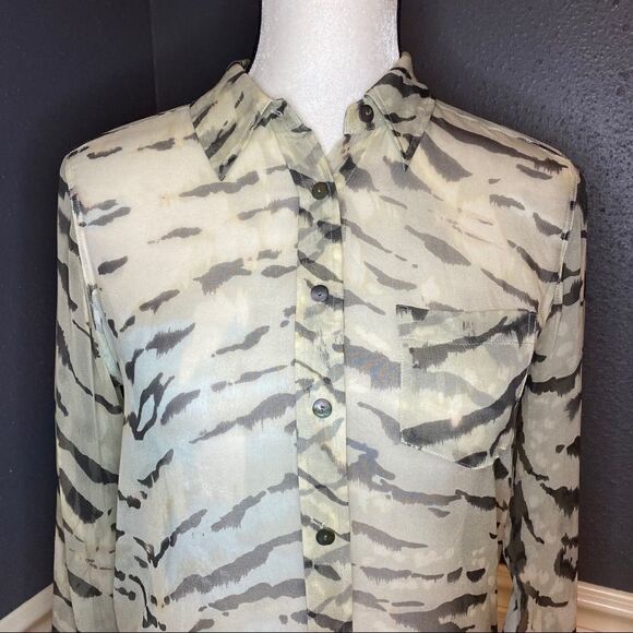 Equipment Femme Silk Button Down Blouse - Picture 2 of 9